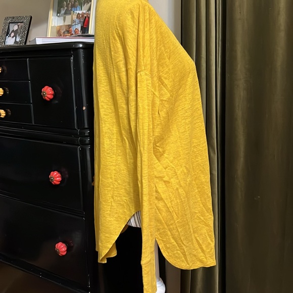 Banana Republic Women's Mustard Oversized Linen V-Neck Top - Picture 2 of 6